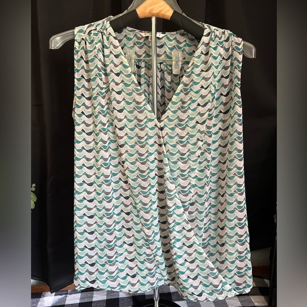 Cabi Sleeveless Blouse Top Bird Print V‎ Neck Career Casual
